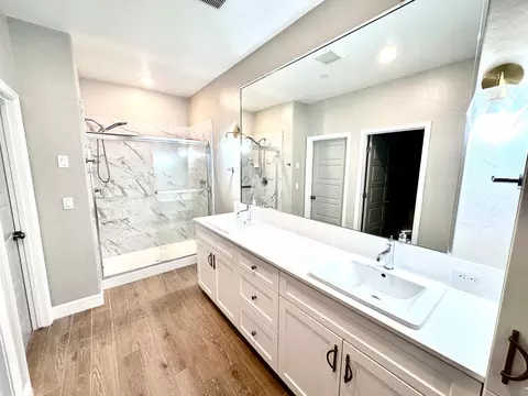 Bath - 365 Sunset Dr S, Madera, CA 93636 photo 4 of 6