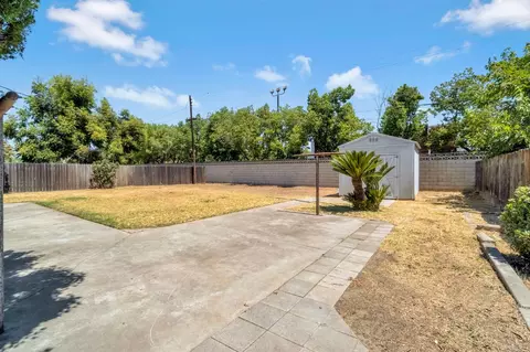Exterior - 880 I St, Parlier, CA 93648 photo 4 of 7