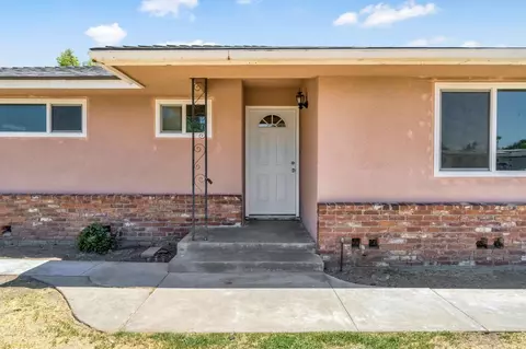 Exterior - 880 I St, Parlier, CA 93648 photo 3 of 7