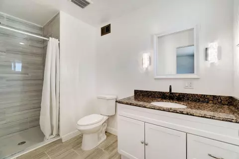 Bath - 880 I St, Parlier, CA 93648 photo 2 of 3