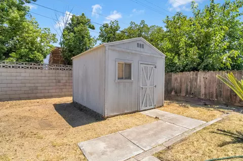 Exterior - 880 I St, Parlier, CA 93648 photo 5 of 7