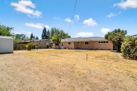Exterior - 880 I St, Parlier, CA 93648 photo 6 of 7