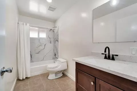 Bath - 880 I St, Parlier, CA 93648 photo 1 of 3