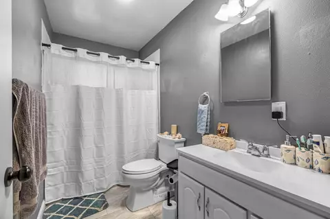 Bath - 1016 Cutting St, Madera, CA 93638 photo 1 of 2