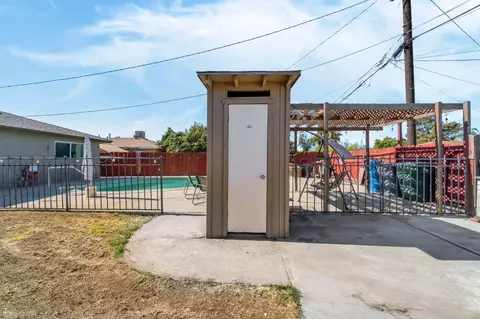 Exterior - 1016 Cutting St, Madera, CA 93638 photo 6 of 10