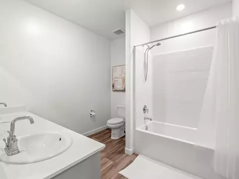 Bath - 4225 Hampton Way, Clovis, CA 93619 photo 4 of 8