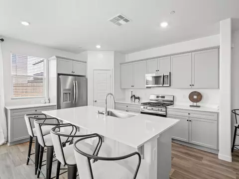 Kitchen - 4225 Hampton Way, Clovis, CA 93619 photo 4 of 7
