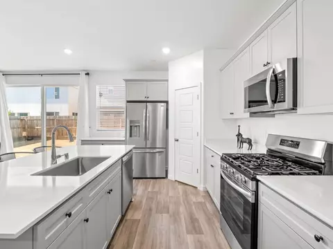 Kitchen - 4225 Hampton Way, Clovis, CA 93619 photo 6 of 7