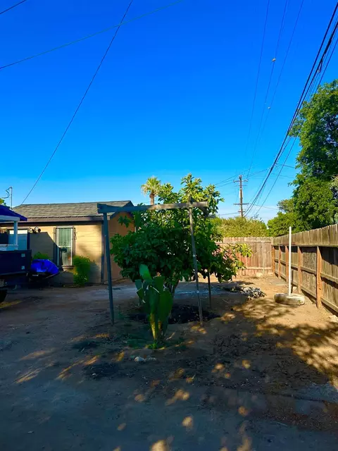 Exterior - 4736 E Lyell Ave, Fresno, CA 93702 photo 4 of 5