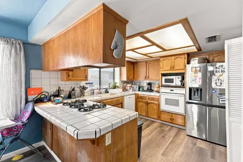 Kitchen - 933 Barnett Way, Madera, CA 93637 photo 1 of 3