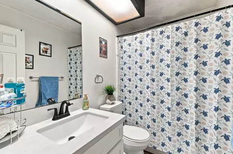 Bath - 933 Barnett Way, Madera, CA 93637 photo 1 of 3