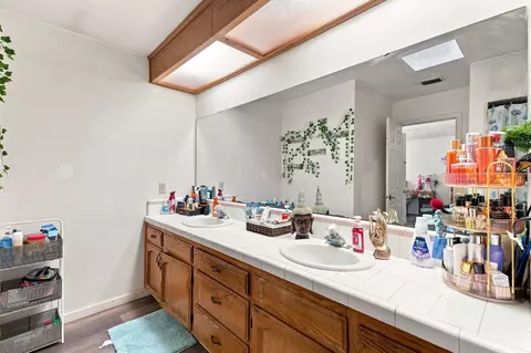 Bath - 933 Barnett Way, Madera, CA 93637 photo 3 of 3