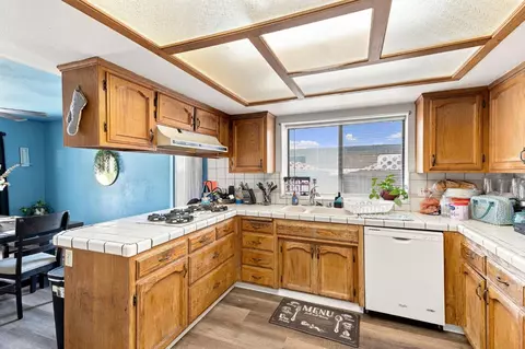 Kitchen - 933 Barnett Way, Madera, CA 93637 photo 2 of 3
