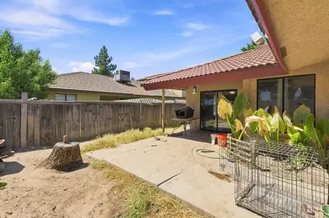 Exterior - 933 Barnett Way, Madera, CA 93637 photo 5 of 7