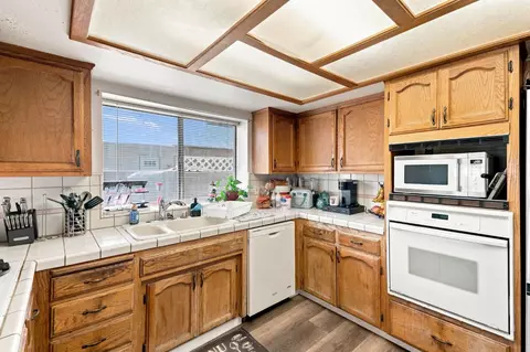 Kitchen - 933 Barnett Way, Madera, CA 93637 photo 3 of 3