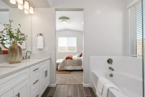 Bath - 676 Solar Ln, Clovis, CA 93619 photo 5 of 5