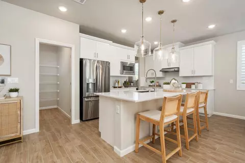 Kitchen - 644 Solar Ln, Clovis, CA 93619 photo 5 of 5