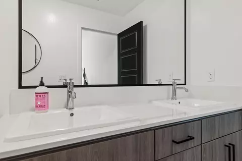 Bath - 464 W Balsam Ln, Clovis, CA 93611 photo 3 of 6