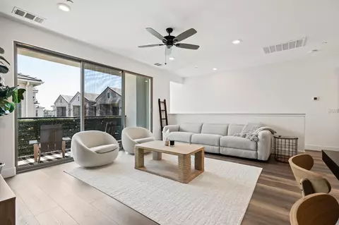 Living - 464 W Balsam Ln, Clovis, CA 93611 photo 2 of 4