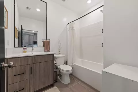 Bath - 464 W Balsam Ln, Clovis, CA 93611 photo 4 of 6