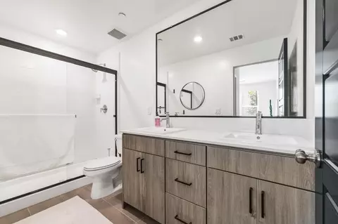 Bath - 464 W Balsam Ln, Clovis, CA 93611 photo 1 of 6