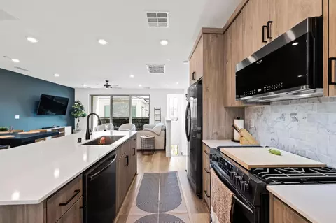 Kitchen - 464 W Balsam Ln, Clovis, CA 93611 photo 3 of 4