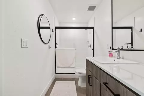 Bath - 464 W Balsam Ln, Clovis, CA 93611 photo 2 of 6