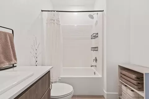 Bath - 464 W Balsam Ln, Clovis, CA 93611 photo 6 of 6