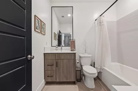 Bath - 464 W Balsam Ln, Clovis, CA 93611 photo 5 of 6