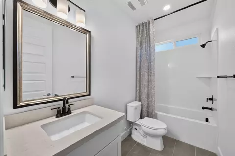 Bath - 3235 Lourdes Ave, Clovis, CA 93619 photo 1 of 2