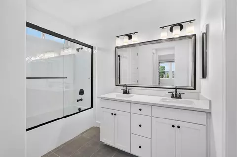 Bath - 3235 Lourdes Ave, Clovis, CA 93619 photo 2 of 2