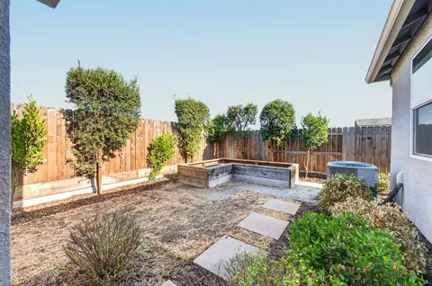 Exterior - 3235 Lourdes Ave, Clovis, CA 93619 photo 4 of 5