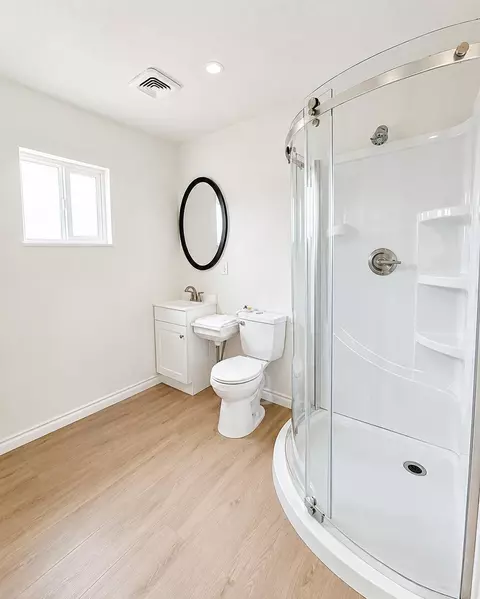 Bath - 28 W 19th St, Merced, CA 95340 photo 2 of 2