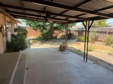 Exterior - 2106 4th St, Sanger, CA 93657 photo 3 of 4