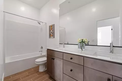 Bath - 2291 N Argyle Ave, Clovis, CA 93619 photo 1 of 3