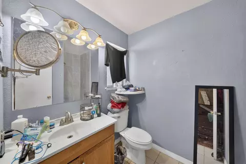 Bath - 179 W Norwich Ave, Clovis, CA 93612 photo 2 of 3