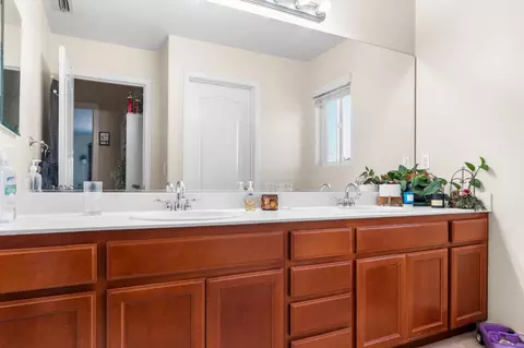 Bath - 512 Peach Dr, Chowchilla, CA 93610 photo 2 of 3