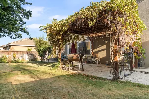 Exterior - 512 Peach Dr, Chowchilla, CA 93610 photo 6 of 9