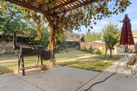 Exterior - 512 Peach Dr, Chowchilla, CA 93610 photo 5 of 9