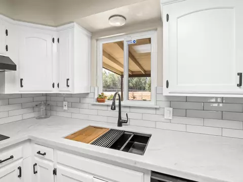 Kitchen - 10401 E Bullard Ave, Clovis, CA 93619 photo 4 of 6