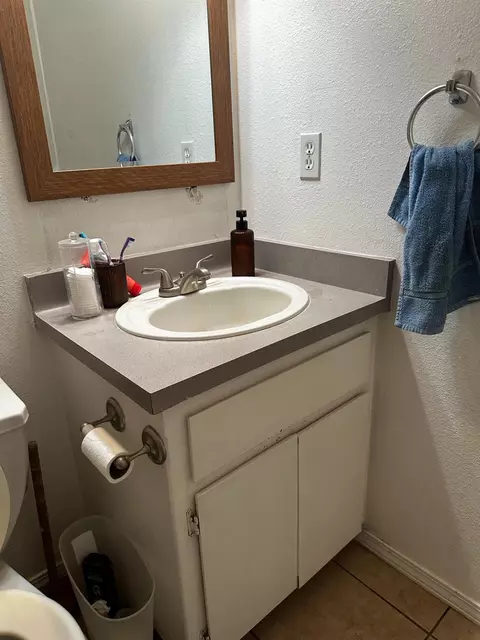 Bath - 840 Drysdale Way, Madera, CA 93638 photo 1 of 1