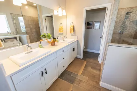 Bath - 4175 Pico Ave, Clovis, CA 93619 photo 3 of 3