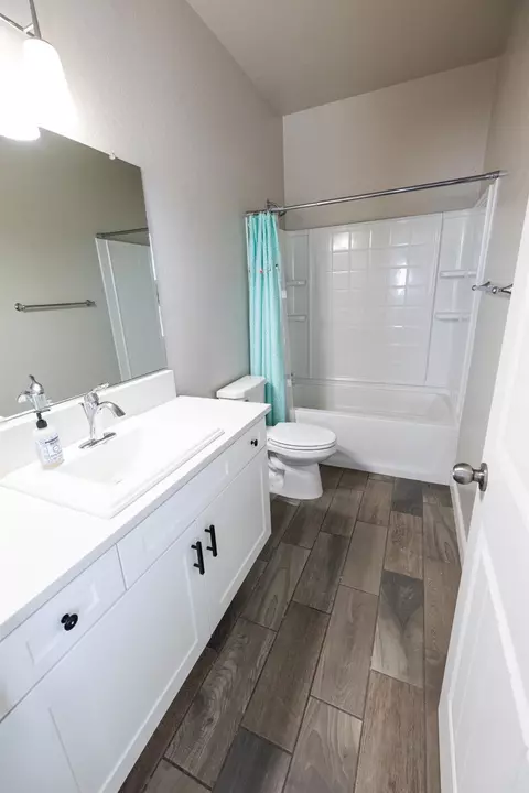 Bath - 4175 Pico Ave, Clovis, CA 93619 photo 2 of 3
