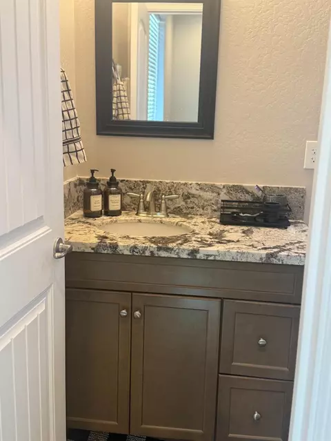 Bath - 1187 Ambrosia Ln, Madera, CA 93638 photo 3 of 4