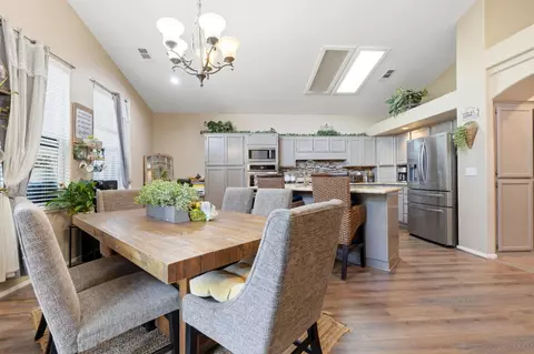 Dining - 1635 E La Vida Ct, Visalia, CA 93292 photo 4 of 4
