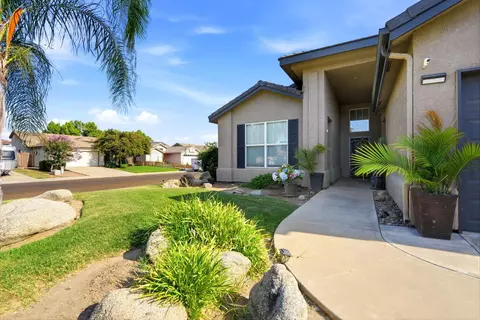Exterior - 1635 E La Vida Ct, Visalia, CA 93292 photo 5 of 11