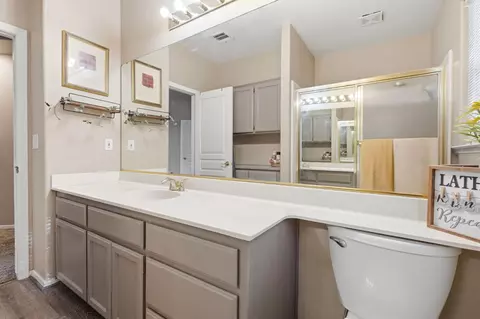 Bath - 1635 E La Vida Ct, Visalia, CA 93292 photo 2 of 6