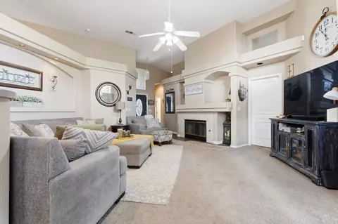 Entry Way - 1635 E La Vida Ct, Visalia, CA 93292 photo 4 of 5