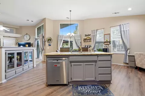 Kitchen - 1635 E La Vida Ct, Visalia, CA 93292 photo 4 of 5