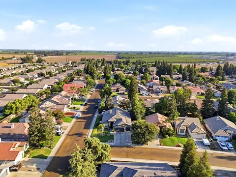 View/Area - 1635 E La Vida Ct, Visalia, CA 93292 photo 8 of 10